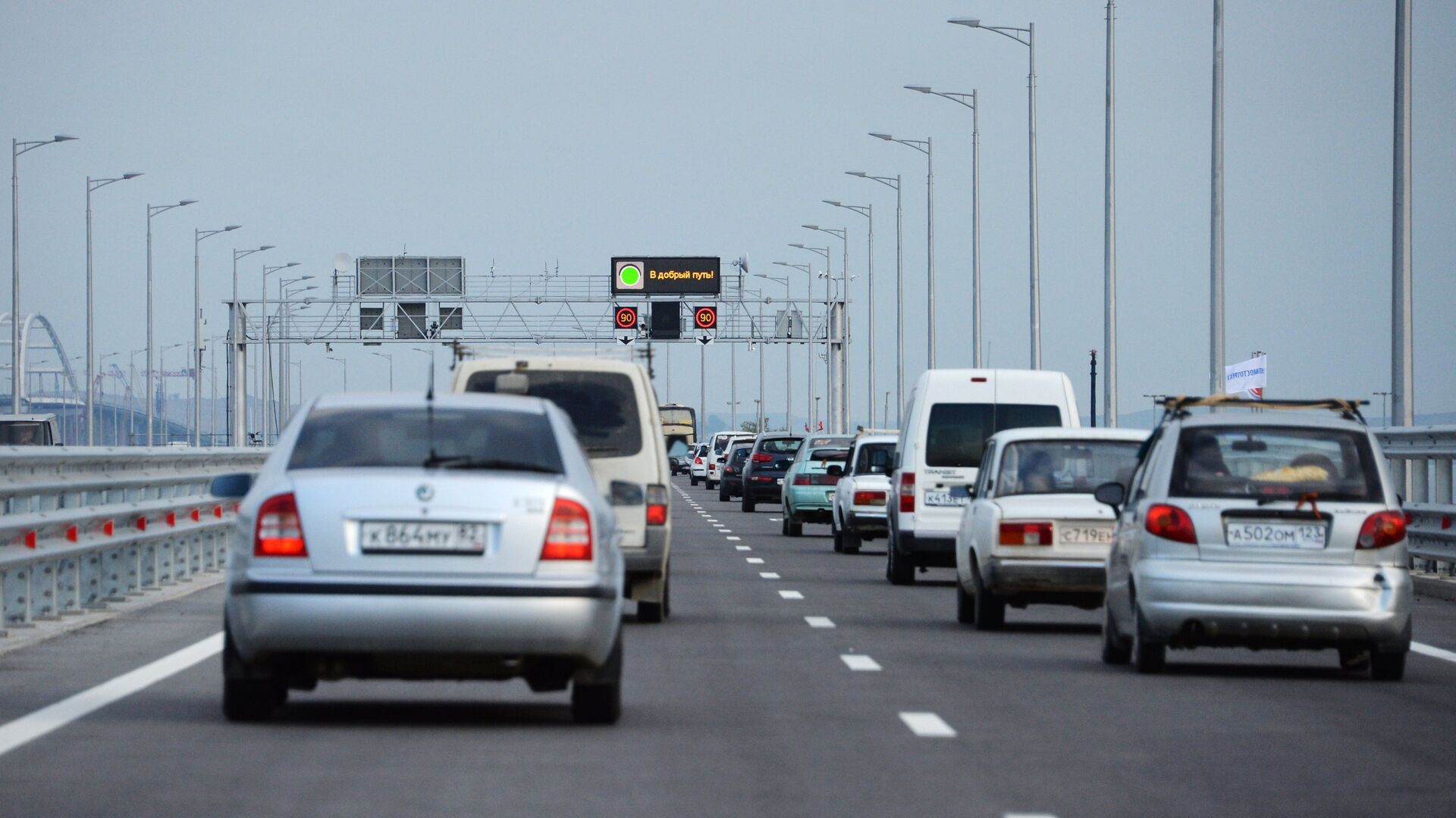 Очередь у Крымского моста увеличилась до 2,2 тысячи машин